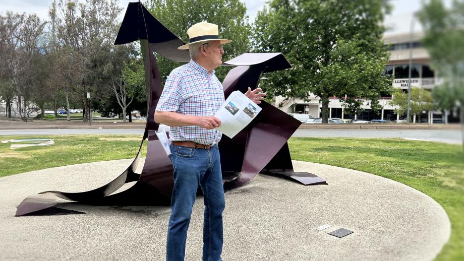 Emeritus Professor David Williams leading a guided tour of the ANU Sculpture Walk.