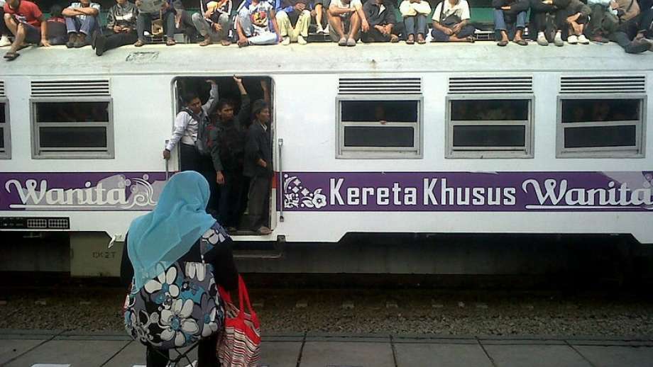 Image of Indonesian ‘women only’ train carriage with male passengers, by Ulez Saja ah from https://flic.kr/p/a2Qnkn, free to use under CC BY-NC-ND 2.0 licence 