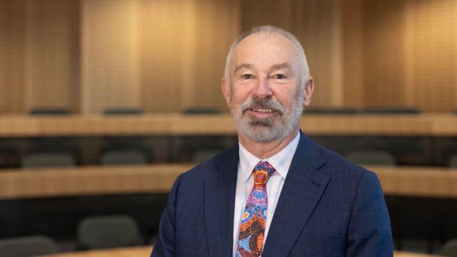 Dr Gordon de Brouwer