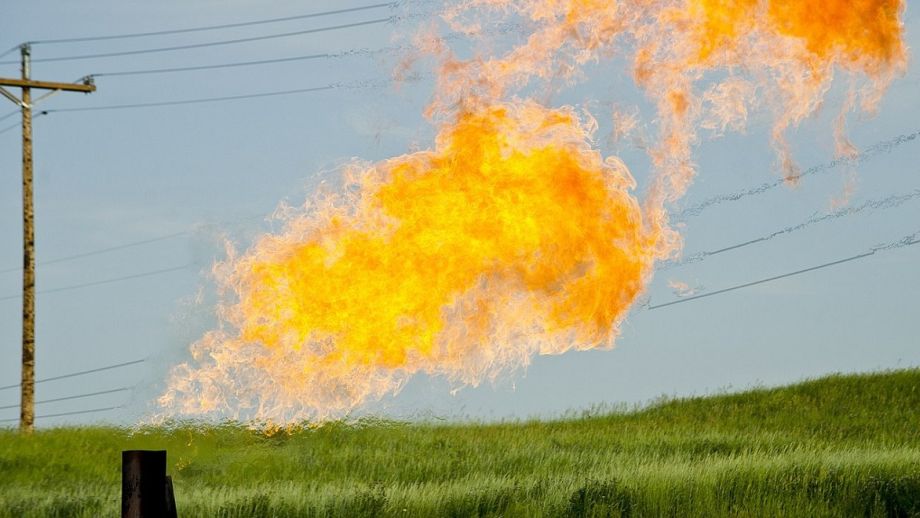 Image of natural gas flares from a flare-head at the Orvis State well on the Evanson family farm in McKenzie County, North Dakota, USA by Tim Evanson (CC BY-SA 2.0) from Wikipedia Commons