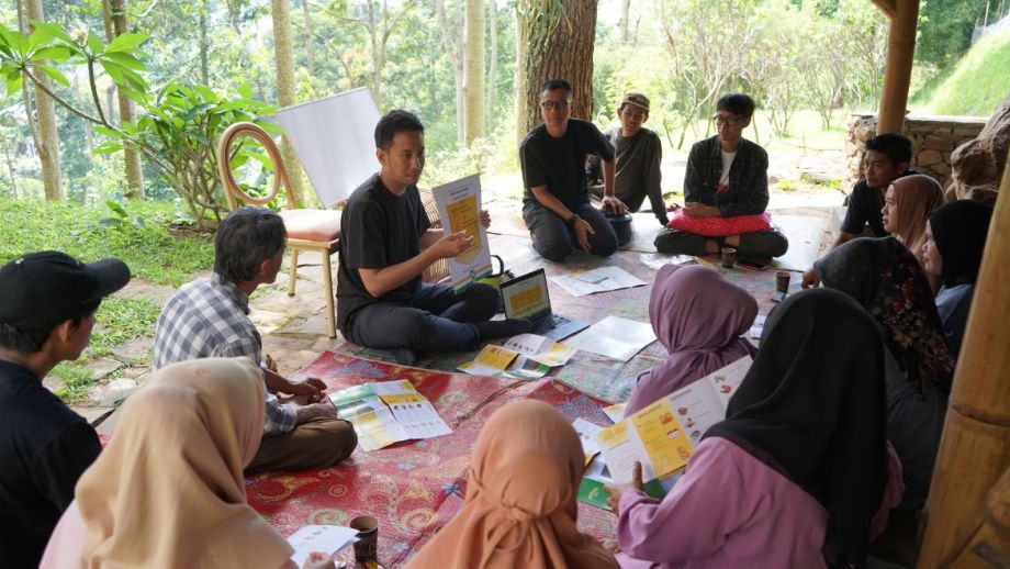 Image: Collaborative work with community to develop a disaster mitigation toolkit. Photo: Prananda L. Malasan.