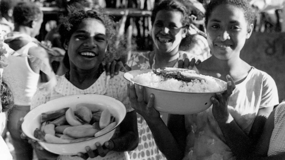 Pari village women with their dishes of cooked rice and bananas’, Easter 1966. Photo by Robert Pulsford. PMB-PHOTO-157-056b