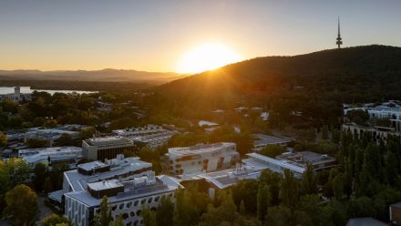 ��������Campus looking west towards Mt Stromlo Observatory. 