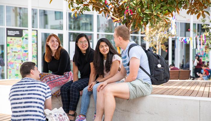 ſ+¼group of students on campus