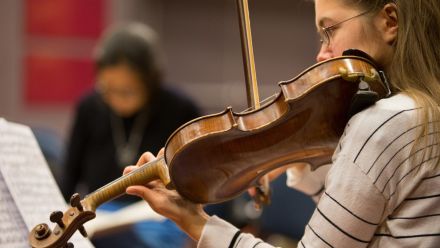 A woman playing the violin 